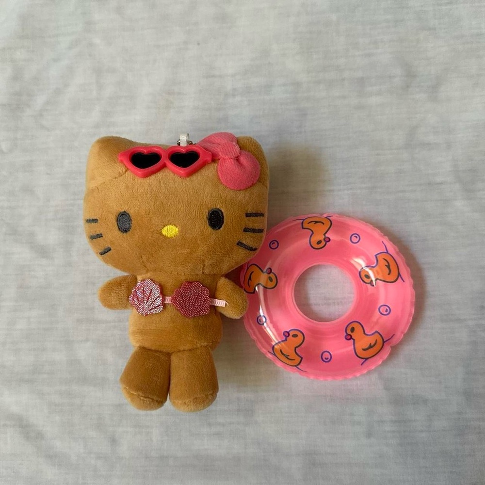 Hello Kitty Keychain - Picture 2 of 3